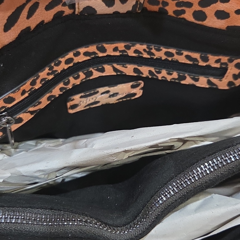 🖤🔹️Betsey Johnson 🔹️XOTOTE-L  Leopard Print 2pc Tote with Black Bag Charm - Picture 16 of 17